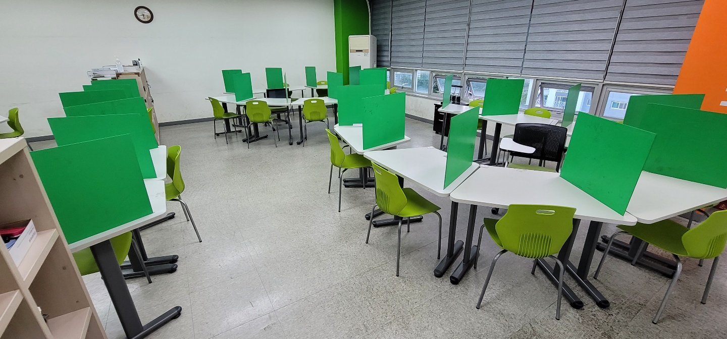 비전점 · 창가에서 안쪽으로 이어지는 칸막이 책상
