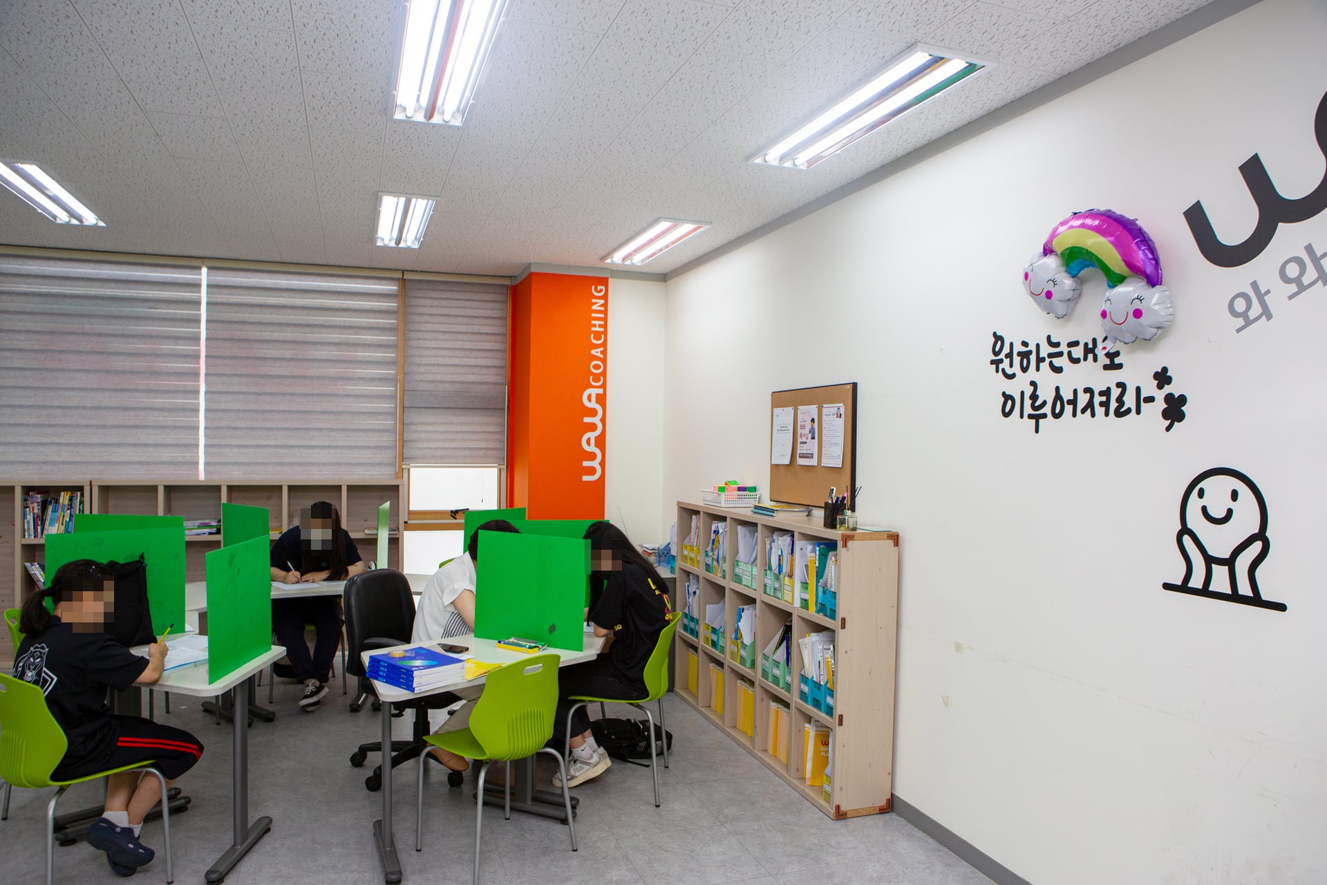 하계점 · 책상과 칸막이가 있는 학습 공간