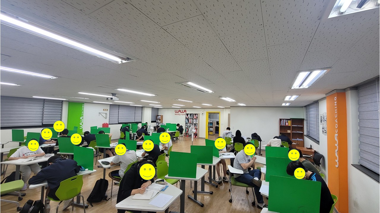 동래점 · 책상과 칸막이가 있는 학습 공간