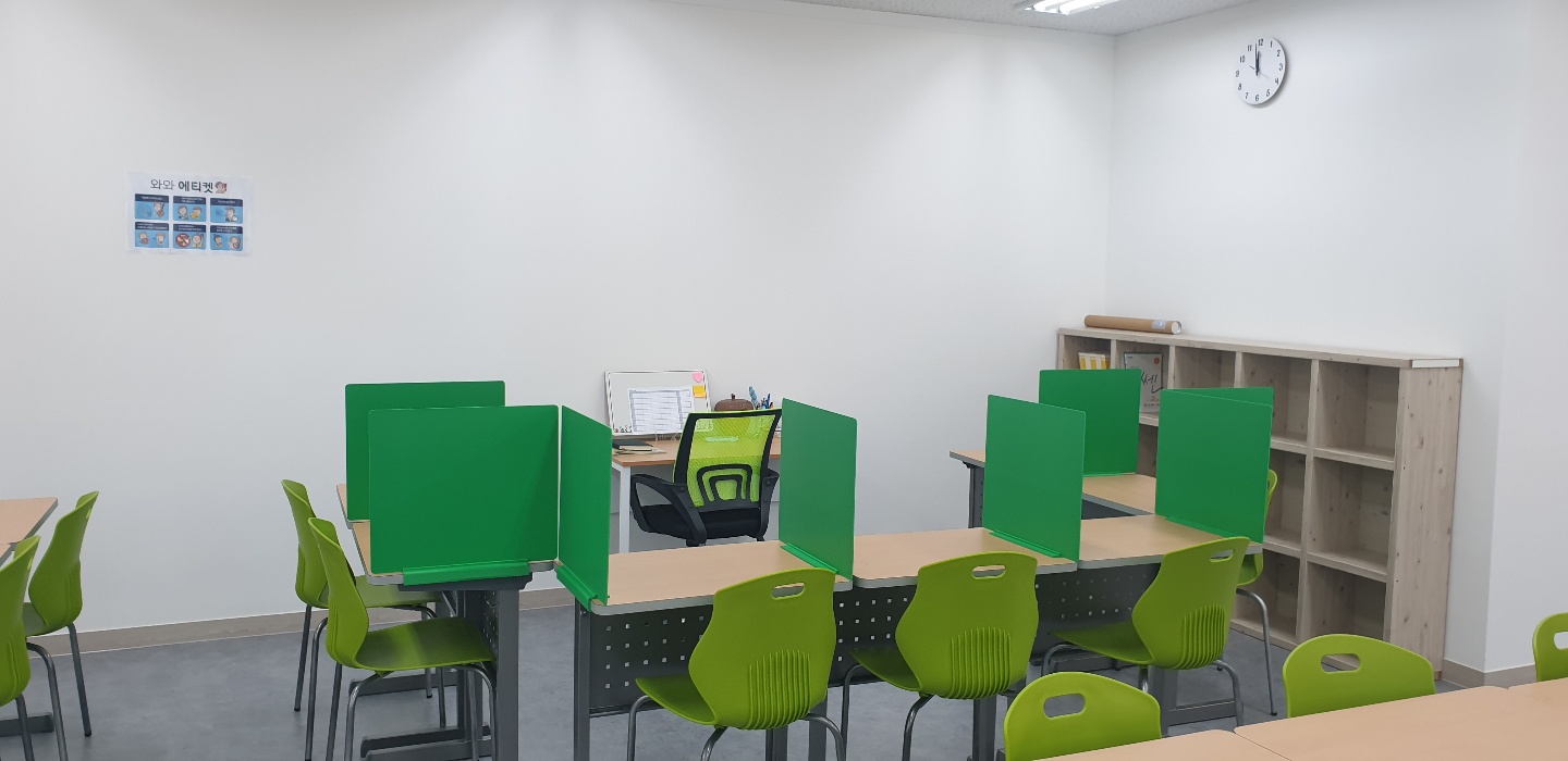 별내점 · 책장 앞 초록색 칸막이 책상