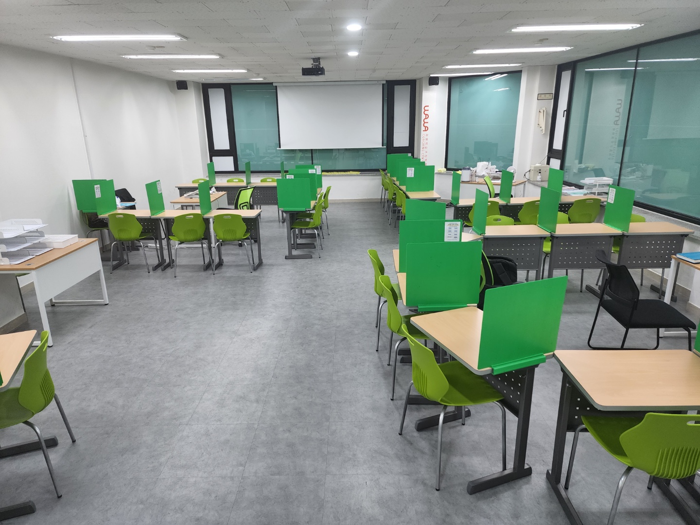 영통구청점 · 스크린 앞에 배치된 칸막이 책상