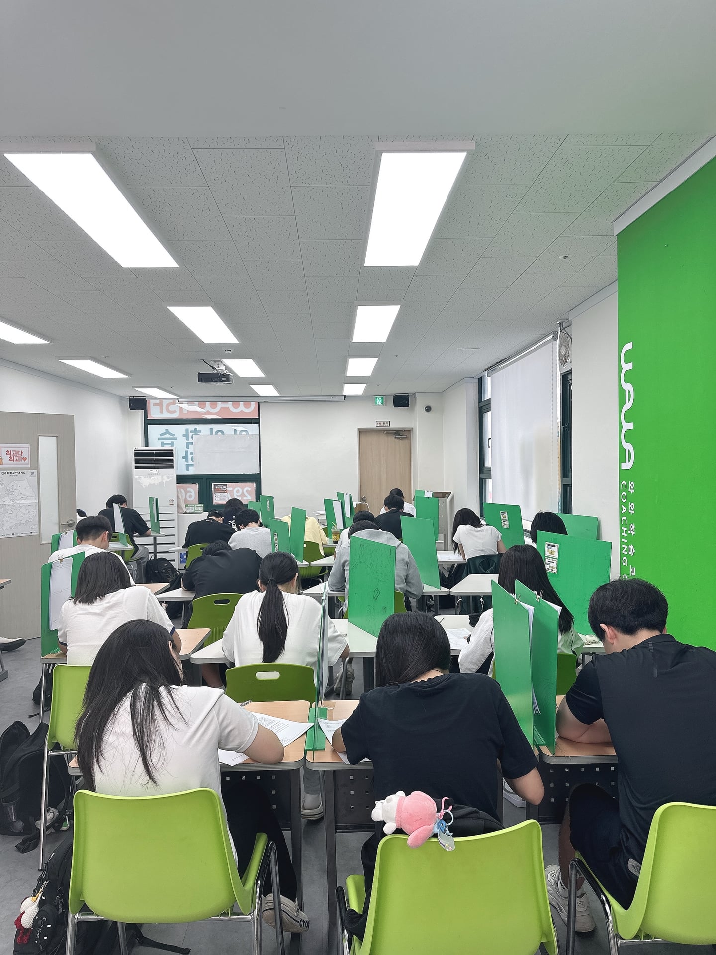 오산점 · 책상과 칸막이가 있는 학습 공간