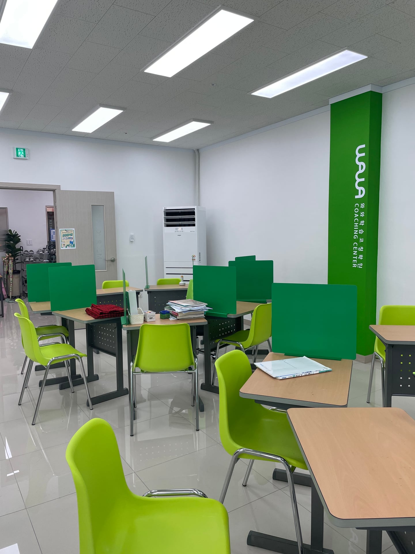 남외점 · 창가 쪽 칸막이 책상과 학습 좌석