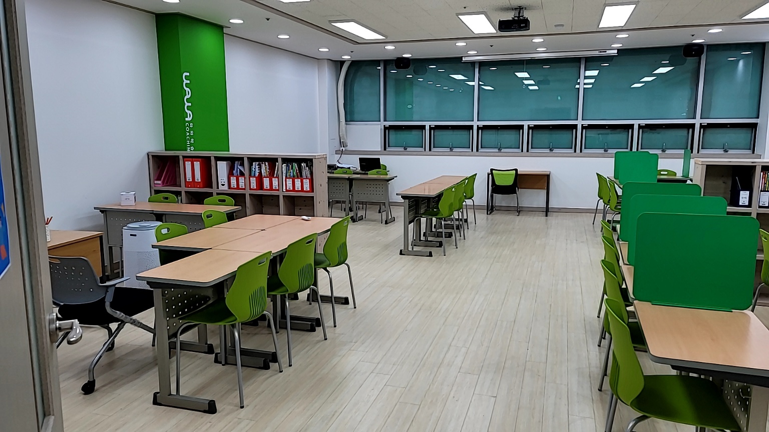 퇴계원점 · 창가와 중앙 통로 양쪽의 책상