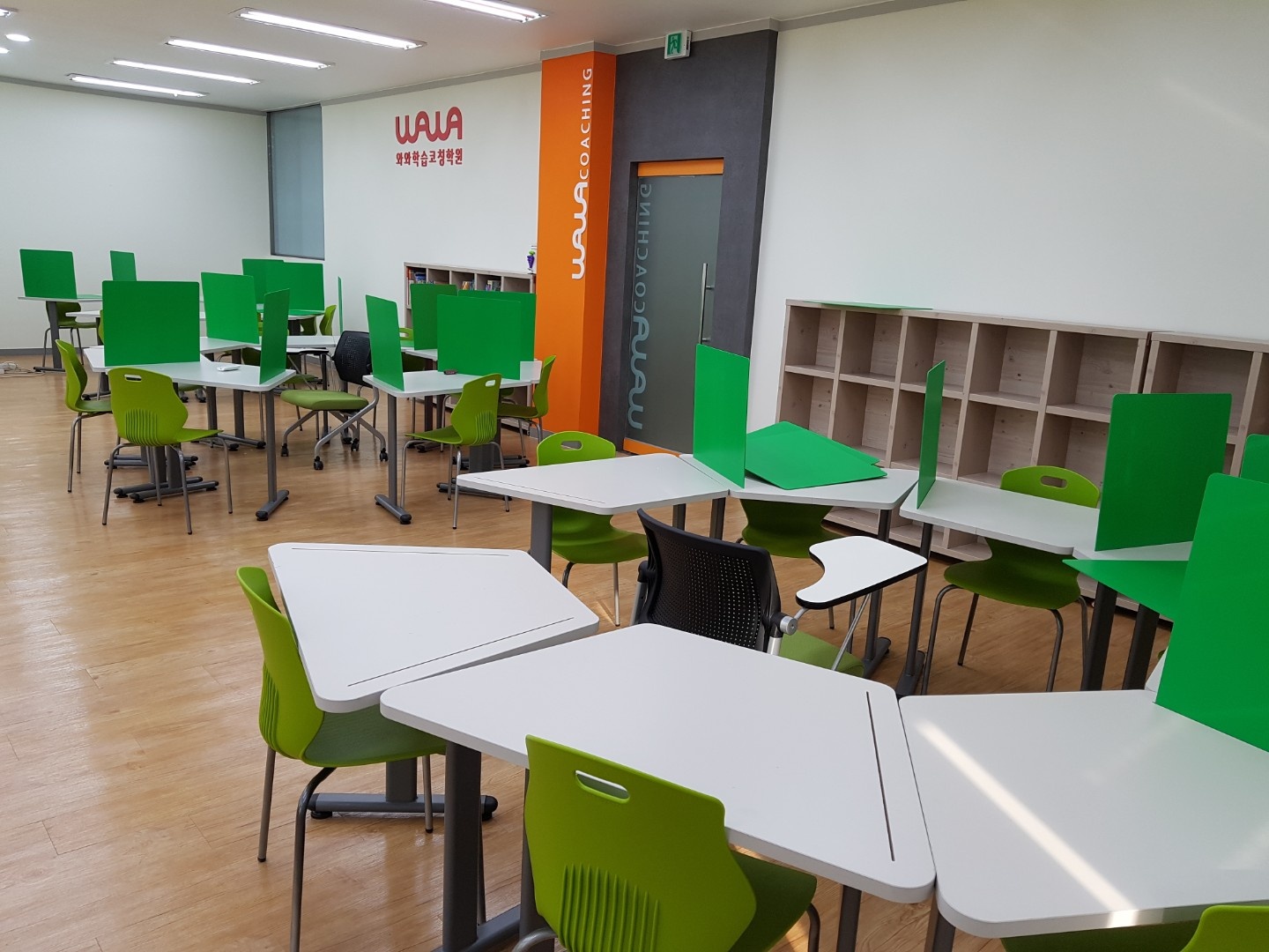 칠금점 · 교실 문과 책장 앞 학습 좌석