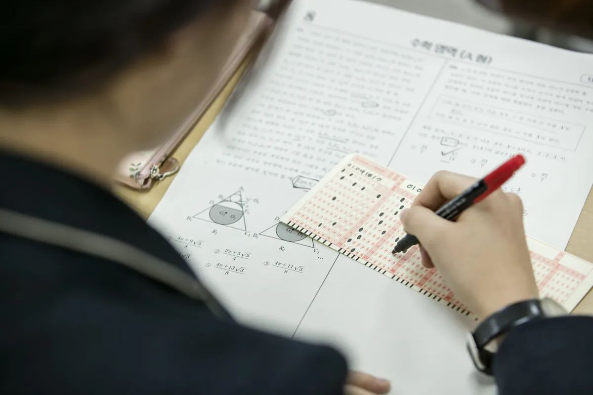 공부를 시작하지 않는 아이, 이유를 듣고 작은 과제를 고르는 대화 본문 · 노트에 쓰는 학생