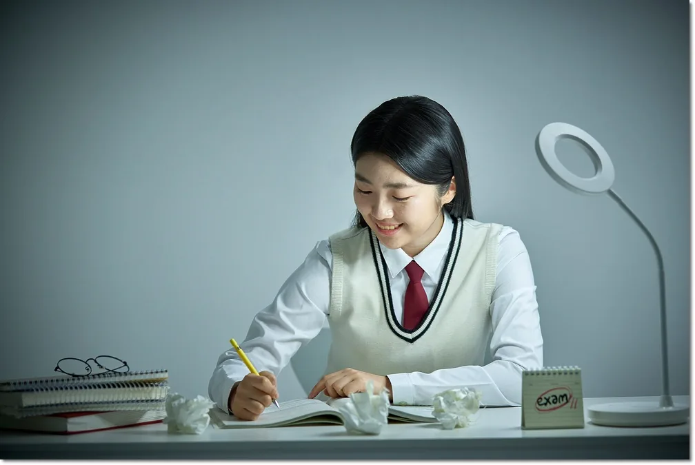 2학기 중간고사 계획, 학교 일정에서 거꾸로 과제 배치하기 본문 · 책상에서 공부하는 학생