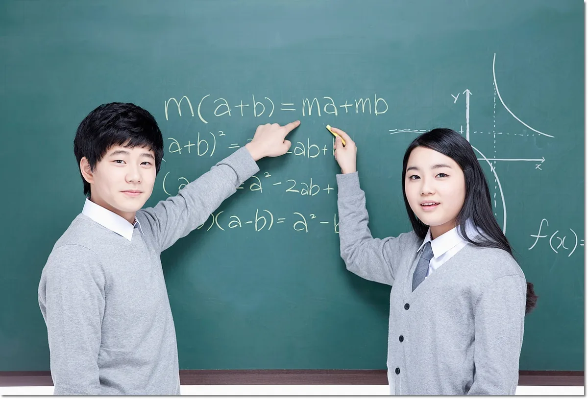 2학기 중간고사 계획, 학교 일정에서 거꾸로 과제 배치하기 본문 · 칠판 앞에서 공부하는 학생들