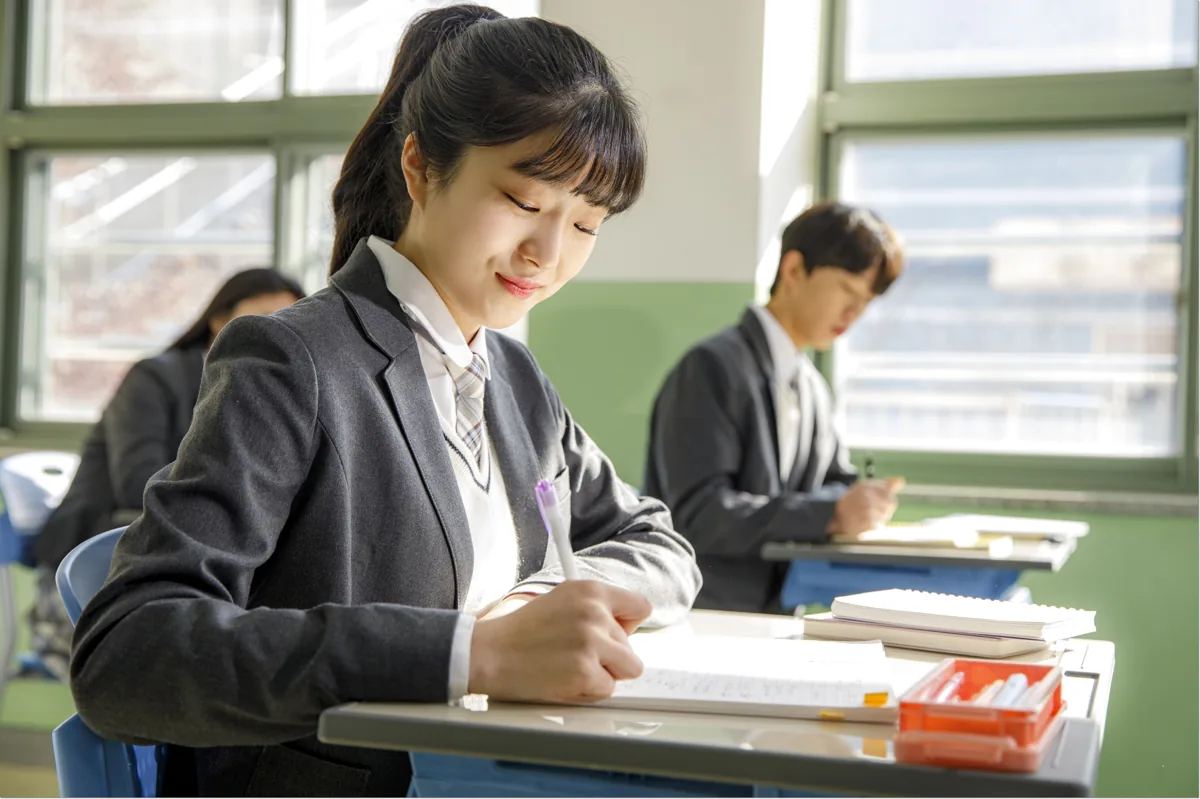 중간고사 과목별 공부, 같은 복습을 다르게 확인하기 본문 · 교실에서 과제를 보는 학생