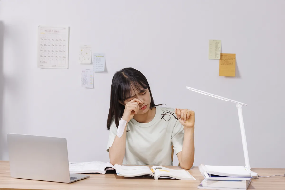 학습 코칭 피드백, 칭찬 다음에 시도할 일을 남기는 질문 본문 · 책상 앞 학습 장면