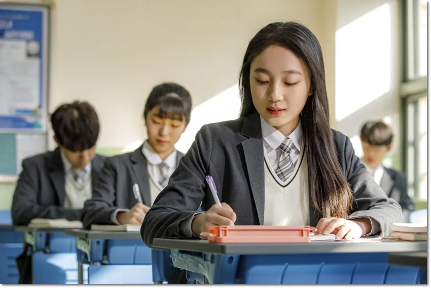 개학 초 공부, 새 자료와 작은 복습부터 정리하는 방법 본문 · 교실에서 공부하는 모습