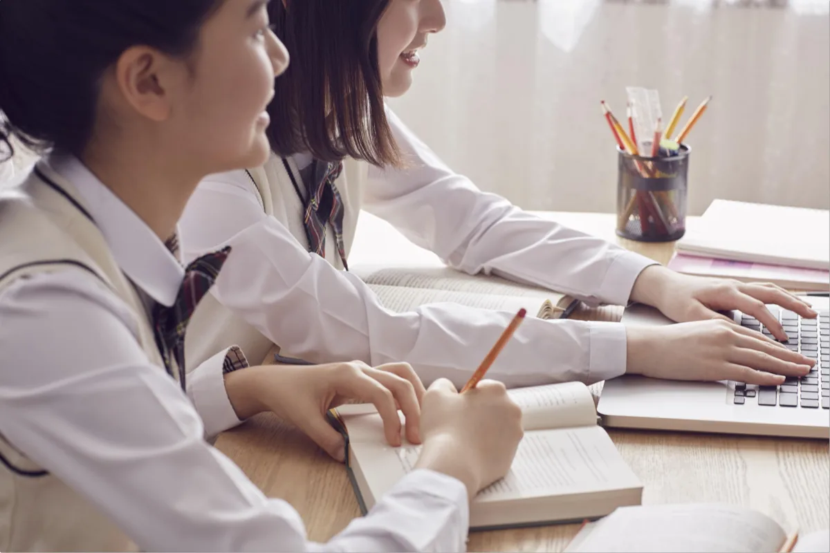 개학 초 공부, 새 자료와 작은 복습부터 정리하는 방법 본문 · 학습 노트를 보는 학생들