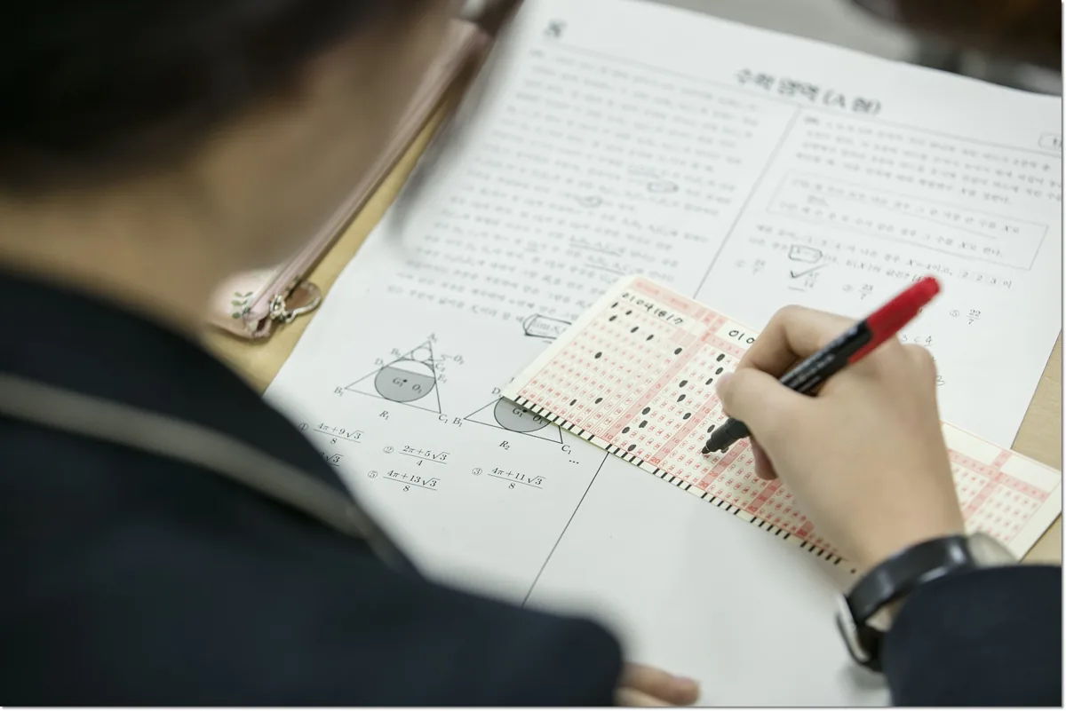 자녀의 관심사를 읽기·설명·질문 활동으로 연결하기 본문 · 필기하는 학습 장면