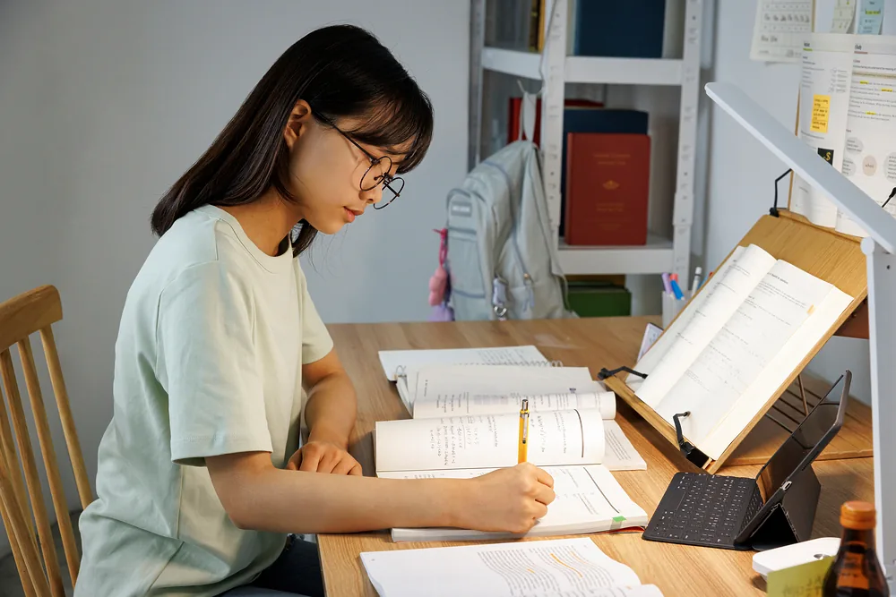 수능 공부의 집중, 앉아 있던 시간과 실제 수행 구분하기 본문 · 노트북이 놓인 책상