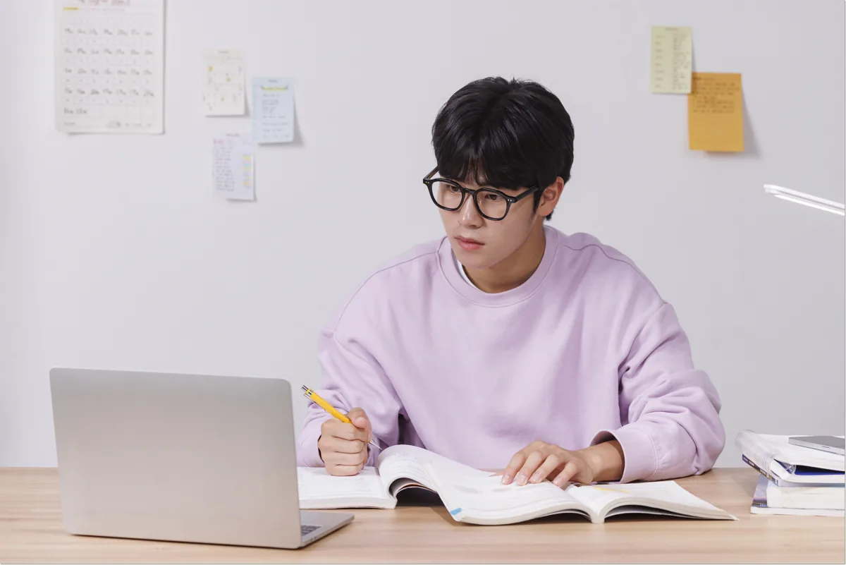 2학기 공부를 이어갈 때 기록과 목표를 가볍게 조절하기 본문 · 책상에서 공부하는 학생