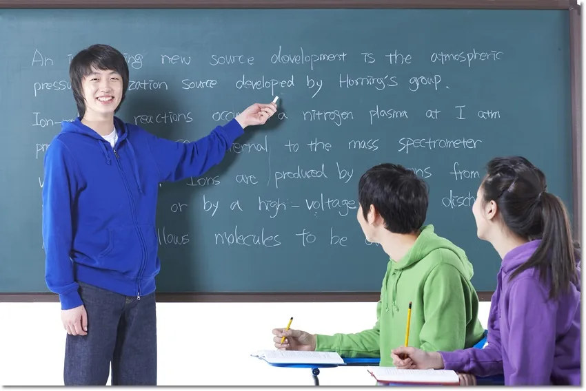 수학 계산이 느릴 때 불필요한 과정과 반복 오류 구분하기 본문 · 칠판에서 설명하는 선생님