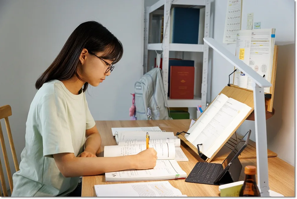 중학교 수학 기말고사, 개념·조건·서술형을 연결하는 순서 본문 · 노트북으로 학습하는 학생