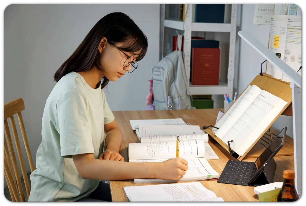 성적 비법 대신 확인할 수업 활용 습관과 독립 수행 기록 본문 · 노트북과 공부 책상