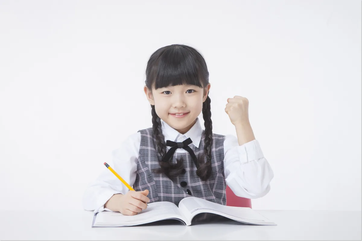 초등 여름방학 독서 습관, 책 고르기부터 읽은 뒤 대화까지 본문 · 책 앞에서 손을 든 초등학생