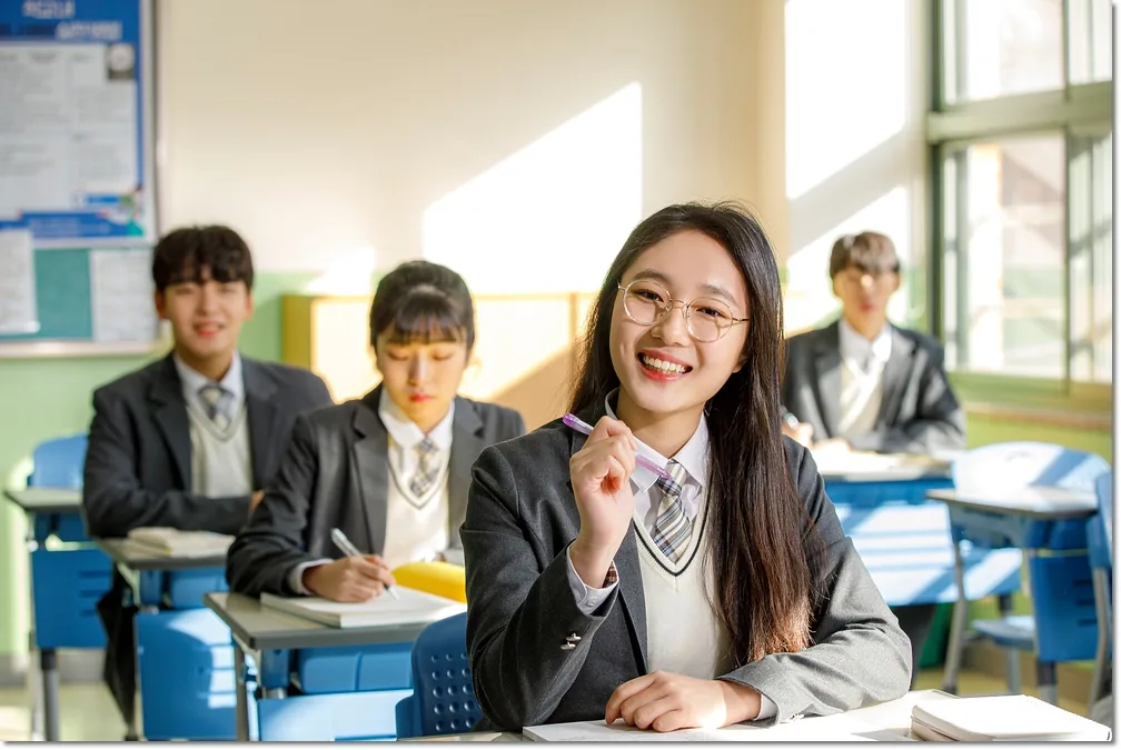 초등 여름방학 독서 습관, 책 고르기부터 읽은 뒤 대화까지 본문 · 교실에서 학습하는 학생들