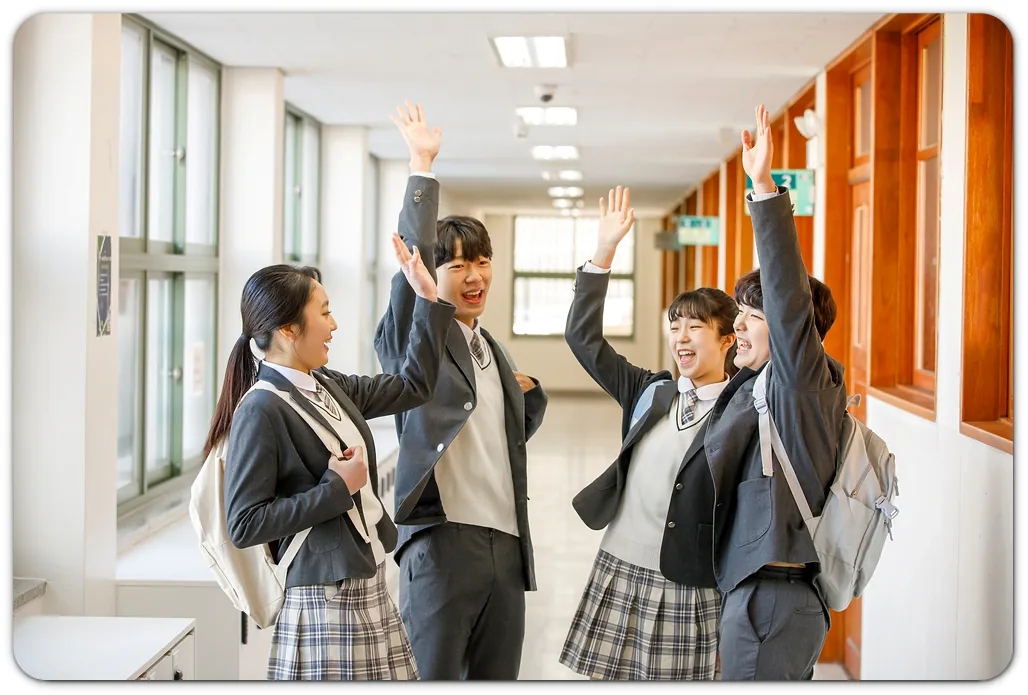 학년별 학습 난이도가 달라질 때, 2학기 공부 방식 점검하기 본문 · 복도에서 인사하는 학생들