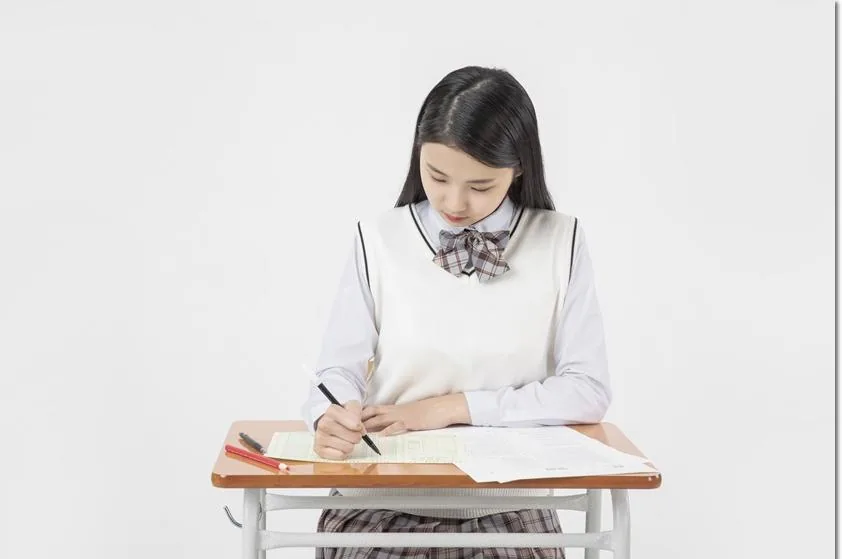 2학기 기말고사 준비, 취약 과제·우선순위·실전 점검의 세 전략 본문 · 교실에서 답안을 쓰는 학생