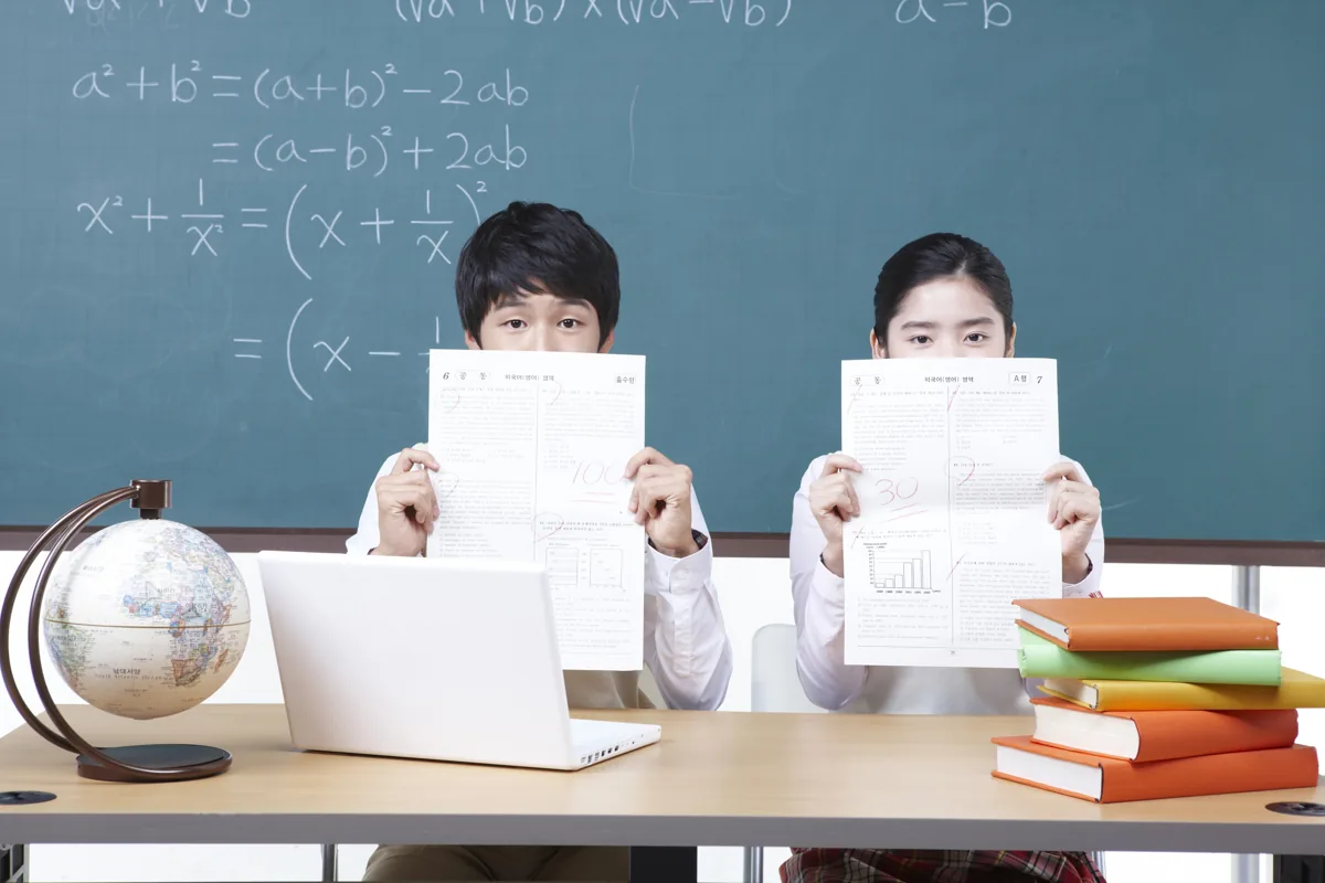 공부 계획 실천률 높이기, 완료 기준과 예상 시간을 맞추는 방법 본문 · 학습 자료를 든 두 학생
