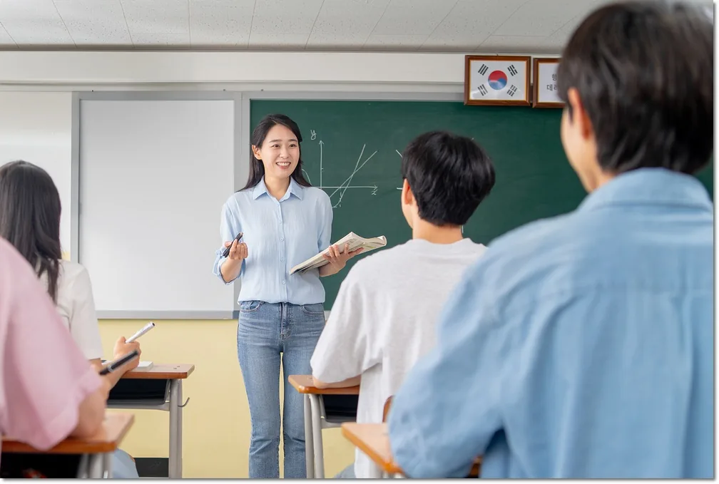 학업 성취도 평가와 분석, 점수·문항별 이해·수행 기록 함께 보기 본문 · 수업 내용을 설명하는 선생님