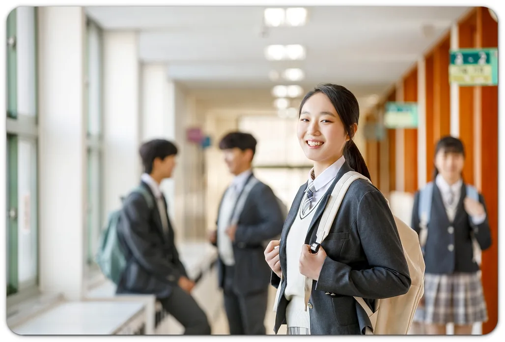 학업 성취도 평가와 분석, 점수·문항별 이해·수행 기록 함께 보기 본문 · 학교 복도에서 이야기하는 학생들