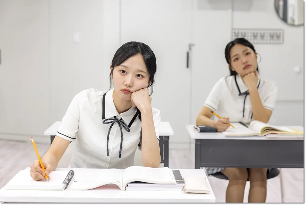 학업 성취도 평가와 분석, 점수·문항별 이해·수행 기록 함께 보기 본문 · 교실에서 문제를 보는 학생