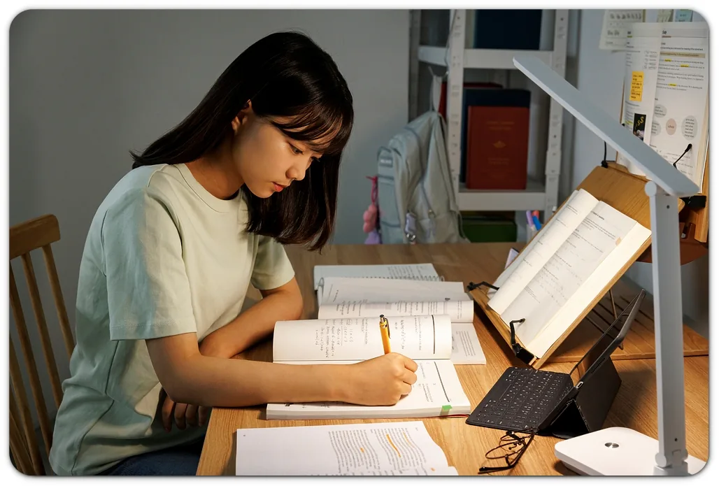 지루한 과목을 공부할 때, 낯선 개념과 반복 활동을 구분하는 방법 본문 · 책상에서 자료를 보는 학생