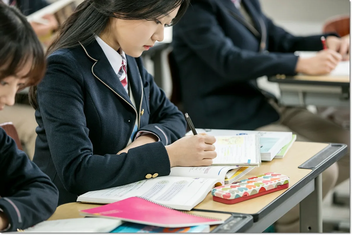 지루한 과목을 공부할 때, 낯선 개념과 반복 활동을 구분하는 방법 본문 · 교실에서 답안을 쓰는 학생