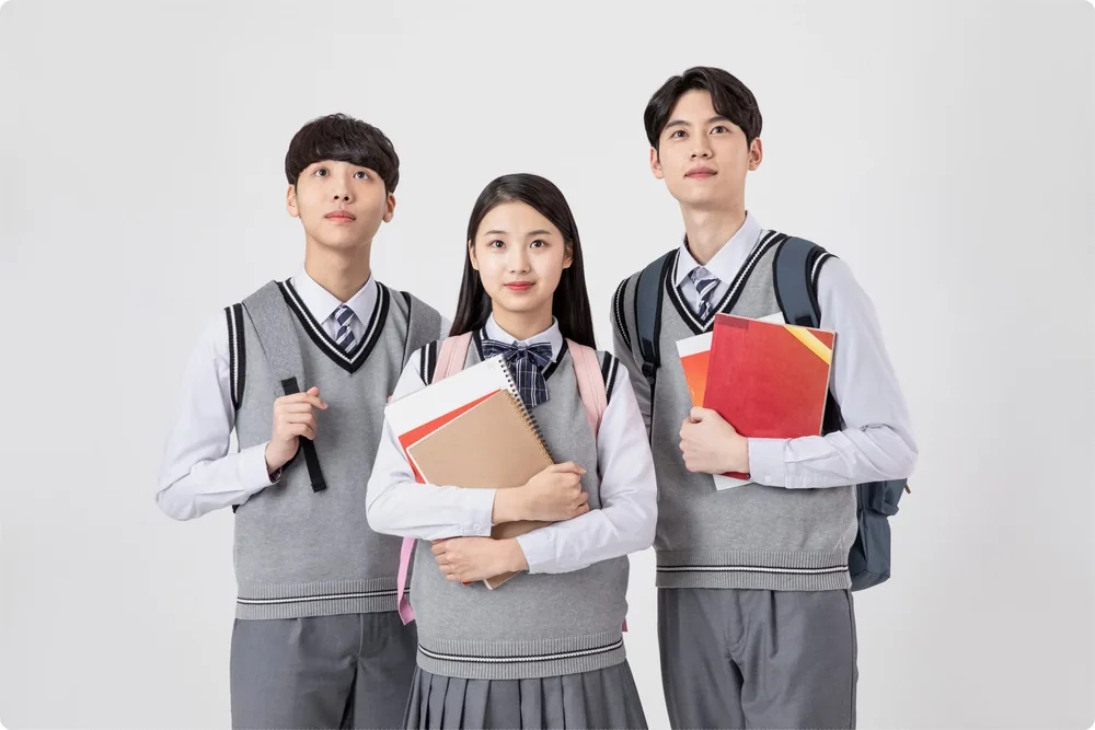 학원 수업 전 준비물 체크리스트, 교재와 질문 자료를 함께 챙기기 본문 · 교재를 든 세 학생