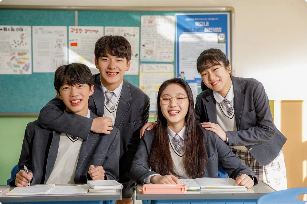 기말고사 일주일 전 공부 계획, 과목별 확인과 재점검을 나누는 방법 본문 · 학습 책상 앞의 학생들