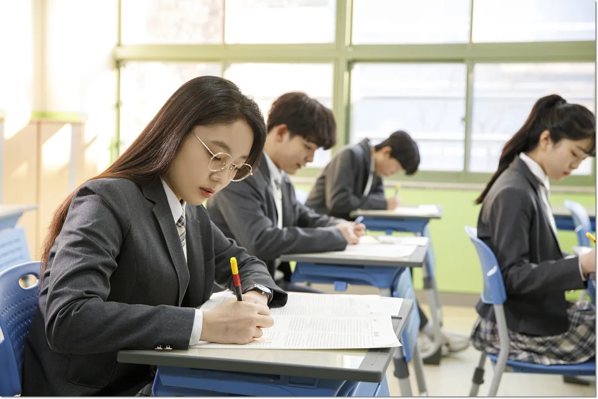 2학기 학습 스트레스 관리, 해야 할 일과 도움받을 일을 나누기 본문 · 교실에서 문제를 푸는 학생