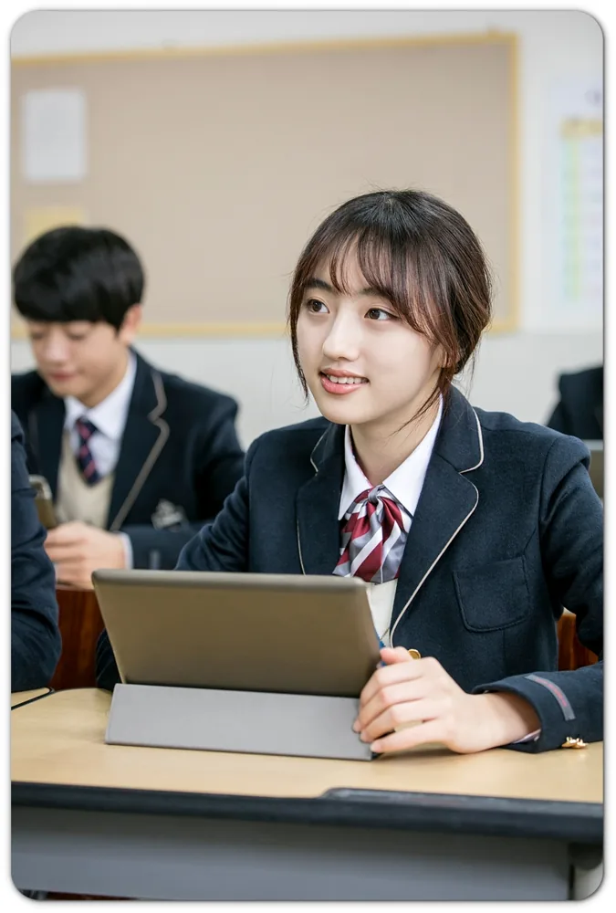 중간고사 전날 하루 루틴, 학교 수업과 마지막 복습을 함께 배치하기 본문 · 태블릿과 학습 자료를 보는 학생