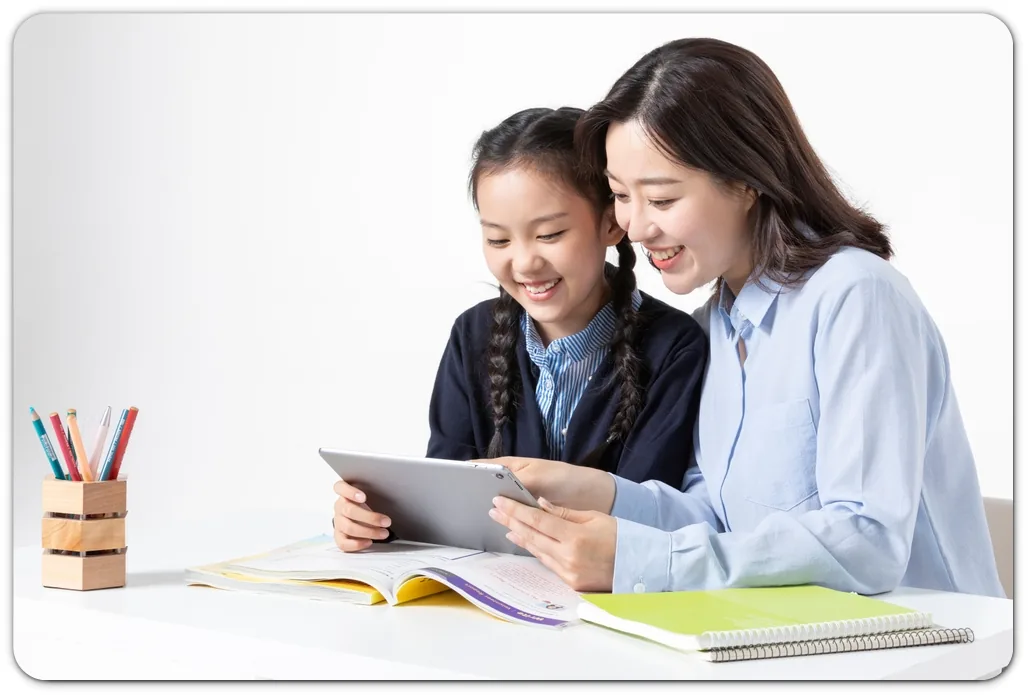 기말고사 준비가 늦었을 때, 남은 며칠의 최소 확인 과제 정하기 본문 · 선생님과 학생이 태블릿을 보는 모습