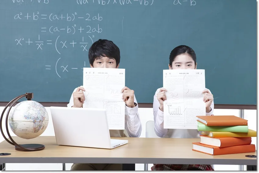 부모가 돕는 공부 스트레스 조절, 경청·일정 조절·지원 연결하기 본문 · 학습 자료를 든 학생들