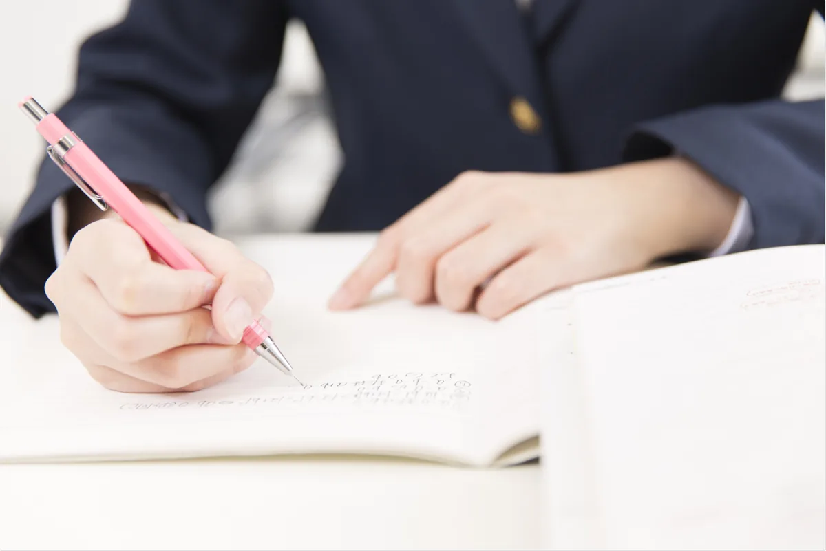 국영수 집중 학습, 국어의 근거·영어의 문장·수학의 원리를 확인하기 본문 · 노트에 답안을 쓰는 손