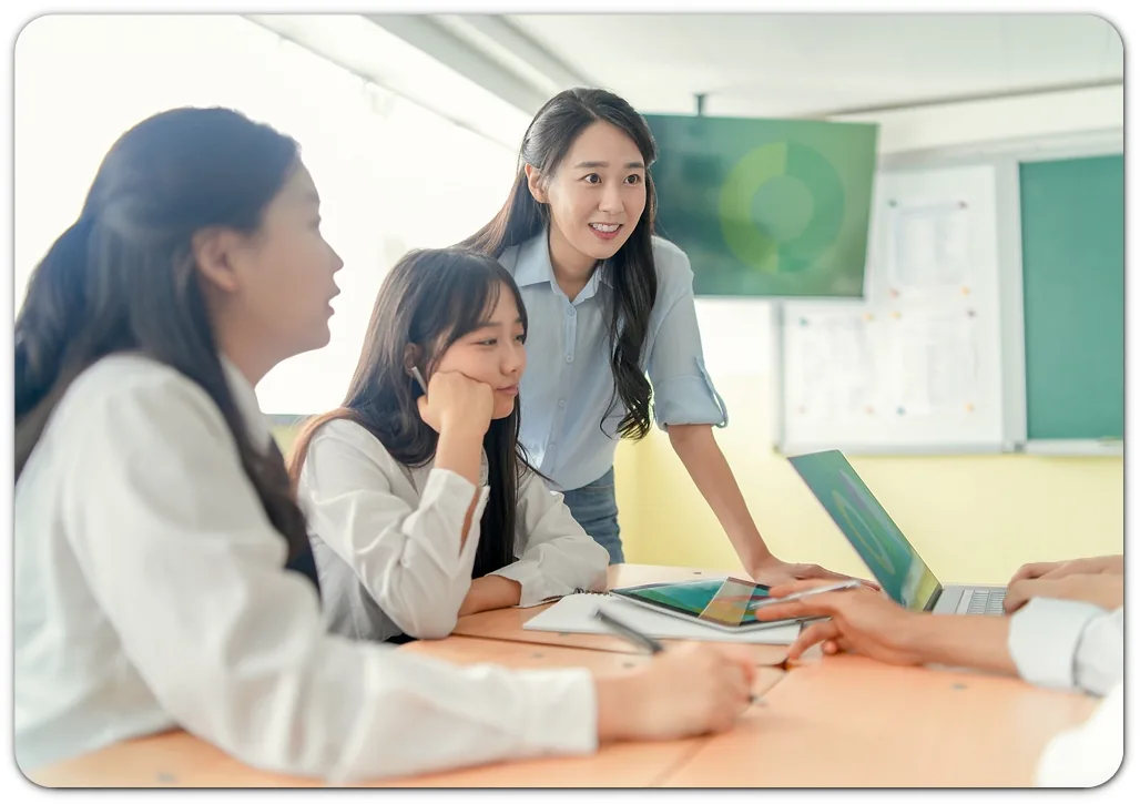 중학교 새 학년 공부 준비, 수업 전 용어·관계·질문을 정리하기 본문 · 책상에서 함께 학습하는 학생들