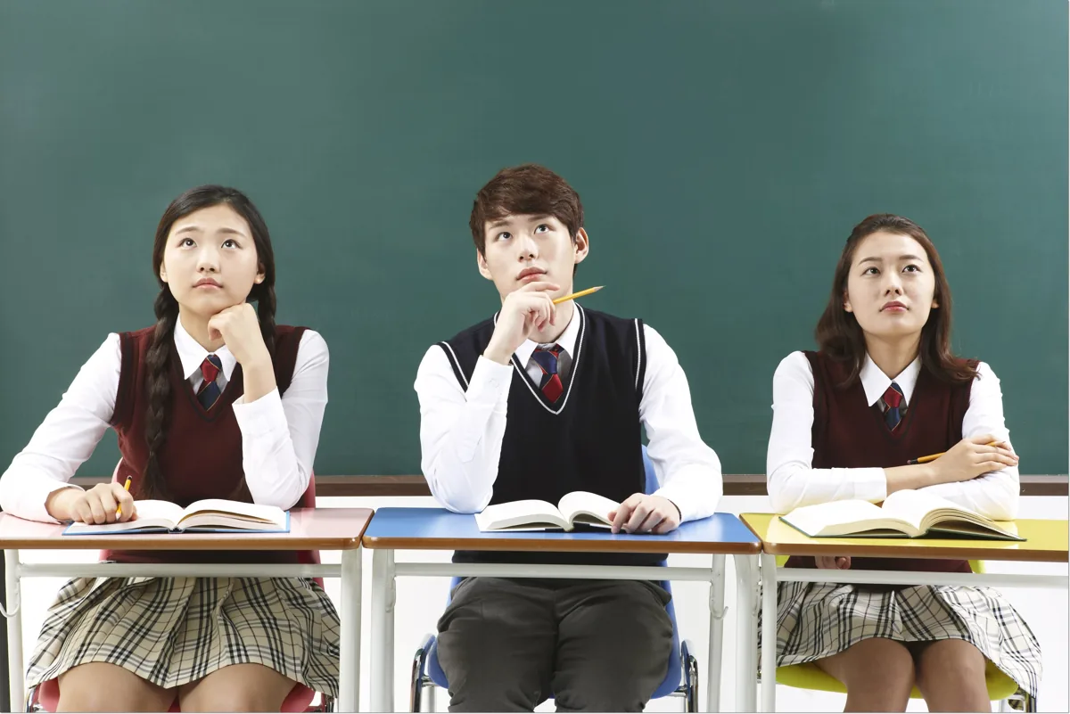학원 수업 후 복습 전략, 확인 간격과 도움 없이 수행할 과제 정하기 본문 · 칠판 앞에서 생각하는 학생들