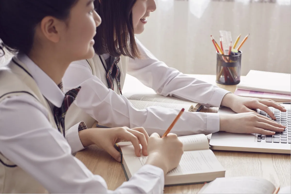 방학 공부 스케줄 만들기, 생활 일정과 보완 과제를 함께 배치하기 본문 · 교실에서 학습하는 학생들