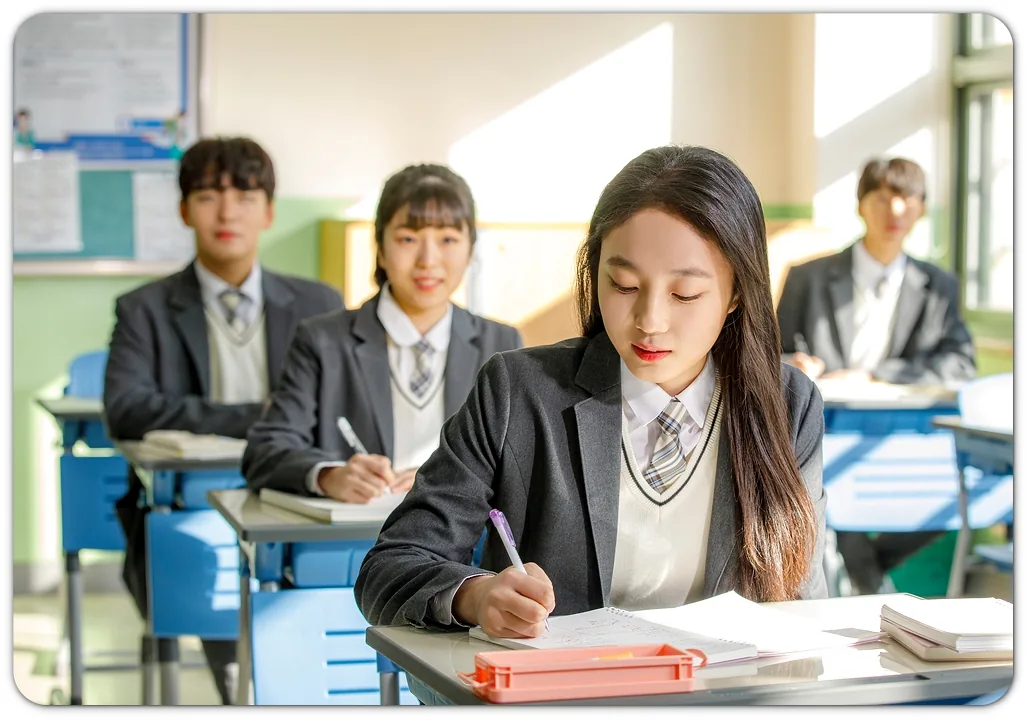 중간고사 시간 관리, 예상 시간과 실제 수행을 비교해 계획 바꾸기 본문 · 학습 자료를 든 학생들