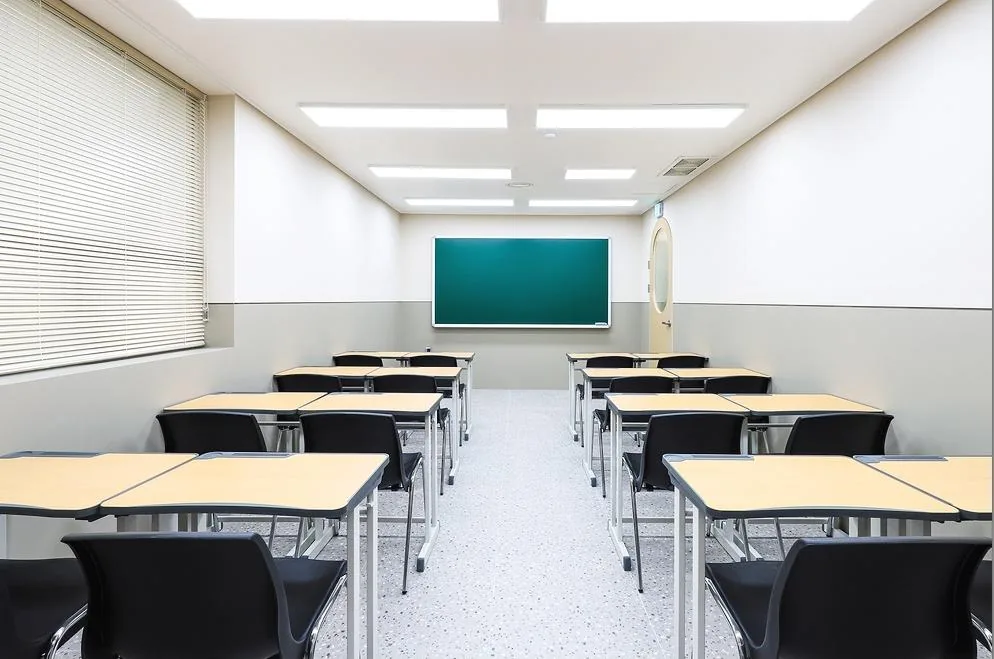 고등학생 자기주도 학습, 학교 과제와 확인 목표를 연결하는 루틴 본문 · 교실의 책상과 칠판
