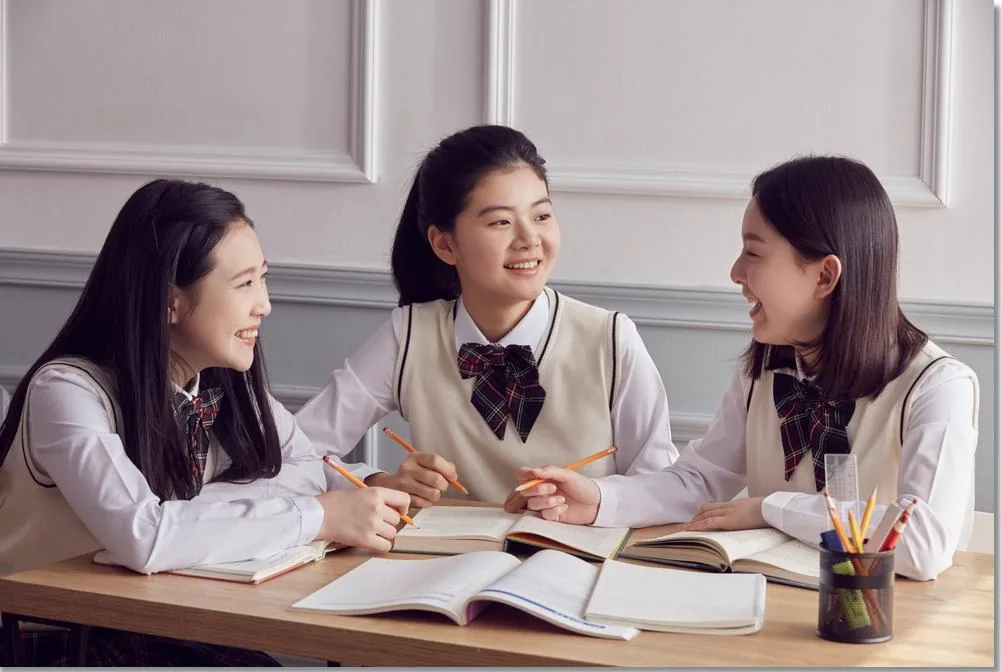 고등학생 자기주도 학습, 학교 과제와 확인 목표를 연결하는 루틴 본문 · 교실에서 함께 이야기하는 학생들