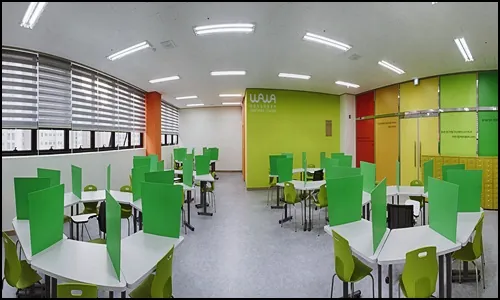 개별 책상과 칸막이가 있는 공통 학습 공간 예시